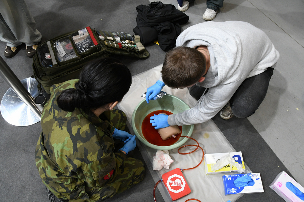 Stříbrná expozice Univerzity obrany na veletrhu Gaudeamus Praha 