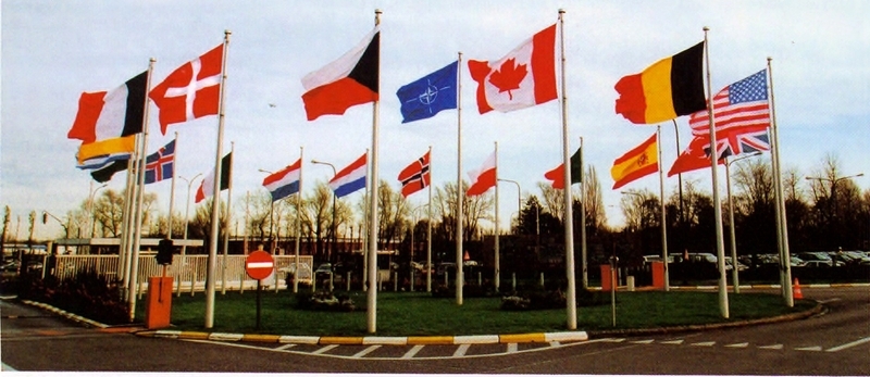 Vlajka České republiky před centrálou NATO