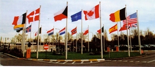 Vlajka České republiky před centrálou NATO