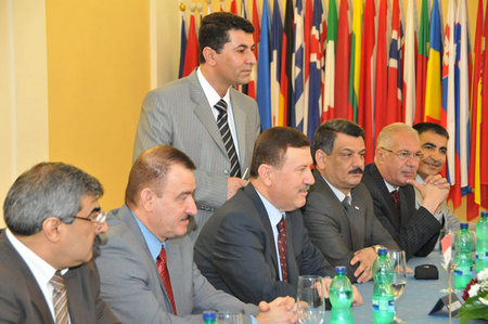 Část irácké delegace - v centru sedí generál Amin