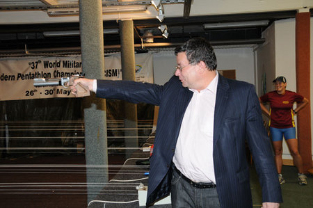 Ministr Vondra při střelbě