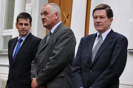 Zleva: Michael Hrbata, Jiří Liška a chargeé ď Affaires velvyslanectví USA John Ordway 