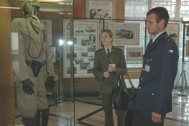 Výstavu tvoří také uniformy a výstroj pilotů britské RAF a německé Luftwaffe (2)