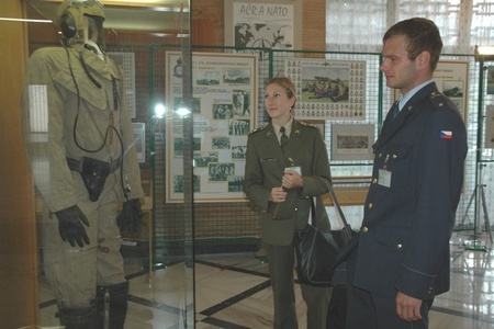 Výstavu tvoří také uniformy a výstroj pilotů britské RAF a německé Luftwaffe (2)