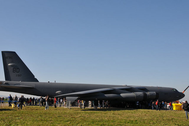Bombardér B-52 americké armády na letišti Leoše Janáčka v Ostravě