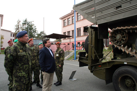 Ministr si prohlédl techniku 152. žpr a srz Rakovník (2)