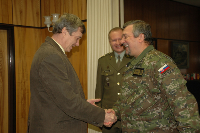 Rektor UO prof. Ing. Rudolf Urban, CSc. a přidělenec obrany Slovenské republiky generálmajor Ing. Milan Maxim