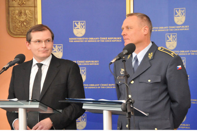 Hlavní aktéři tiskové konference: Jiří Šedivý a generál Bohuslav Dvořák