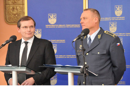 Hlavní aktéři tiskové konference: Jiří Šedivý a generál Bohuslav Dvořák
