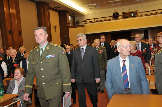 Generál Miroslav Žižka a další hosté, kteří zasedli  v předsednictvu, přicházejí do hlavního sálu