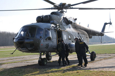 ... a  další skupina nasedá do vrtulníku Mi-17