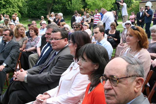 Slavnostního zahájení výstavy se zúčastnili (zprava): izraelský velvyslanec Jakov Levy , britská velvyslankyně Sian McLeodová, předsedkyně Poslanecké sněmovny Miroslava Němcová, ministr obrany Alexandr Vondra a pražský primátor Bohuslav Svoboda