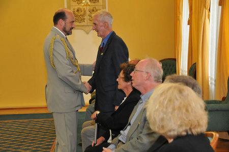 Plukovník Aleš Knížek se zdraví s předním vojenským historikem Radko Břachem