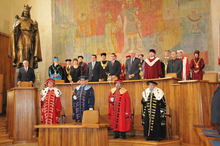 Ze zahájení slavnostního ceremoniálu předávání jmenovacích dekretů ve Velké aule