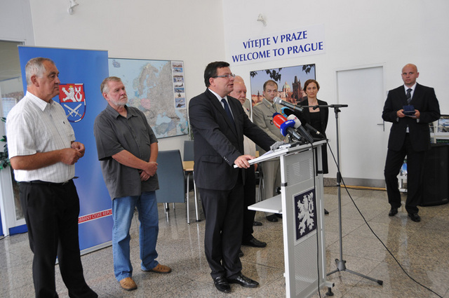 Hlavní aktéři tiskové konference na letišti ve Kbelích
