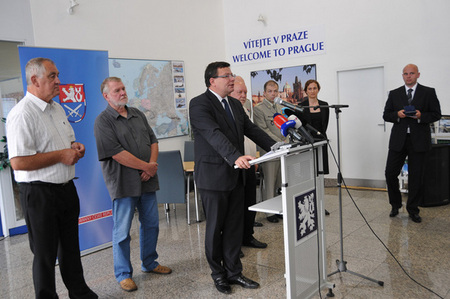 Hlavní aktéři tiskové konference na letišti ve Kbelích