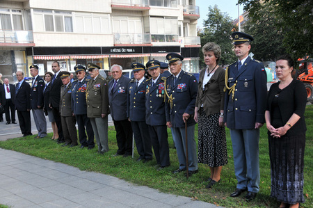 Čestní hosté pietní vzpomínky na Náměstí svobody v Praze 6