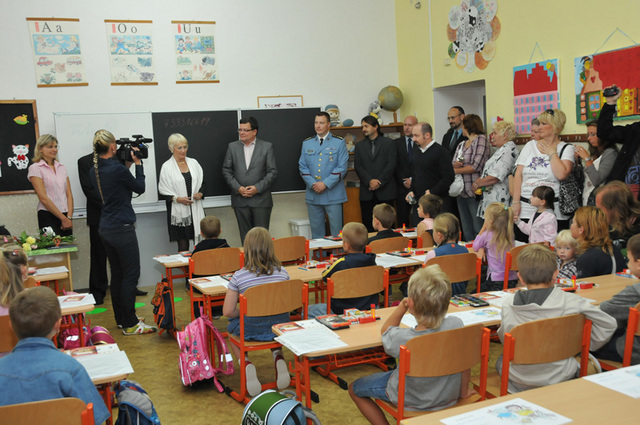 Hosté mezi žáky první třídy ve Spáleném Poříčí