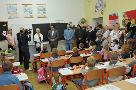 Hosté mezi žáky první třídy ve Spáleném Poříčí
