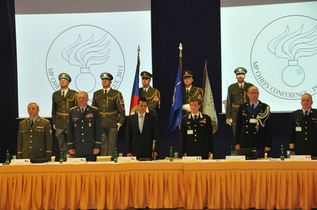 Čestné předsednictvo při zahajovacím ceremoniálu