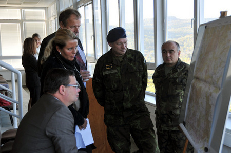 Ministr obrany a náčelník GŠ AČR se seznamují na mapě s výcvikovým prostorem