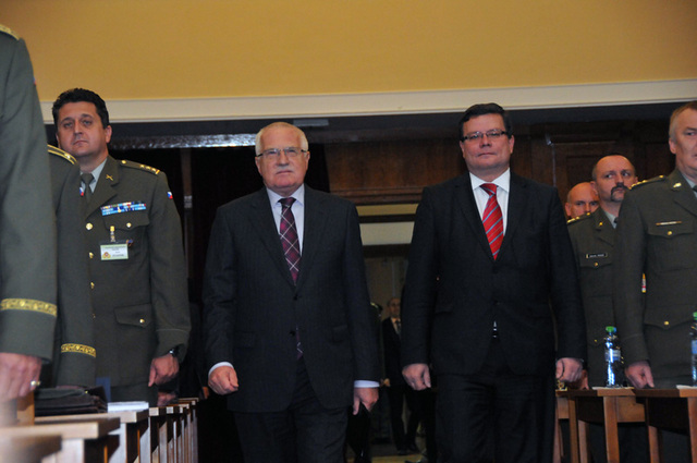 Prezident Václav Klaus v doprovodu ministra obrany Alexandra Vondra přichází do hlavního sálu MO