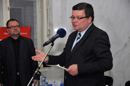 Premiéra české vlády na zahájení konference zastupoval ministr obrany Alexandr Vondra