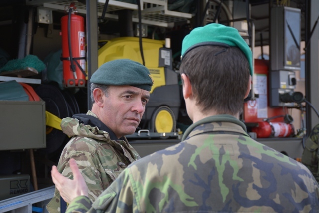 Generál Mortimer u malého dekontaminačního automobilu 