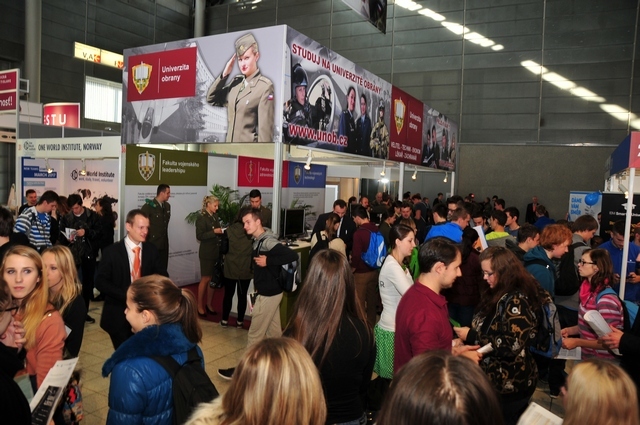 Návštěvníci v expozici Univerzity obrany