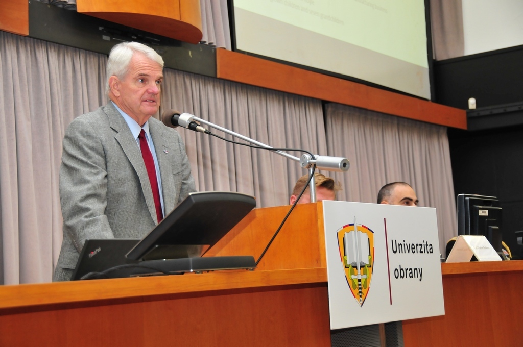 Velvyslanec USA v České republice Stephen B. King během přednášky