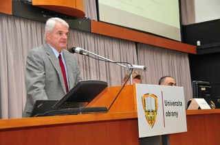 Velvyslanec USA v České republice Stephen B. King během přednášky