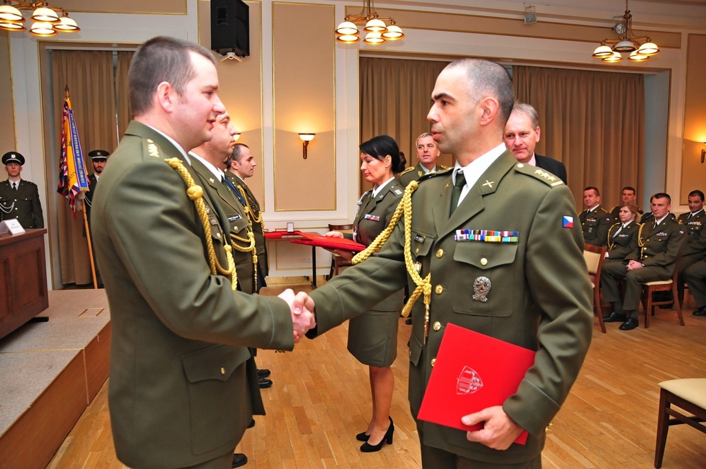 Prorektor UO pro rozvoj a internacionalizaci plukovník Luděk Jedlička předává osvědčení absolventům kurzu 