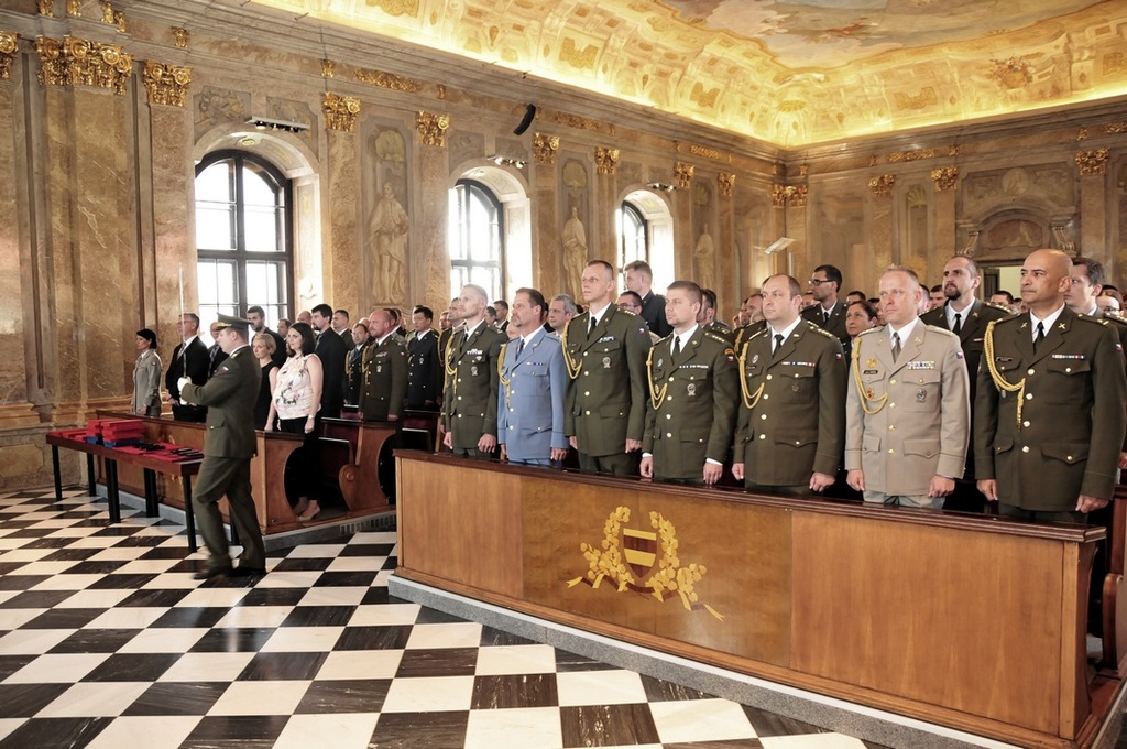 Zahájení ceremoniálu vyřazení v zasedací místnosti brněnské Nové radnice