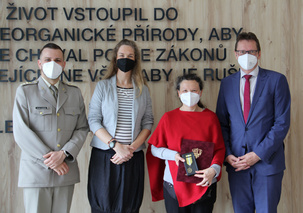 Rozloučení s Dr. Irene Mac Allister, vpravo děkan FVZ prof. MUDr. Roman Chlíbek, Ph.D.