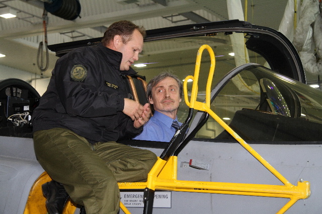 Ministr obrany Martin Stropnický v kabině letounu JAS-39 Gripen