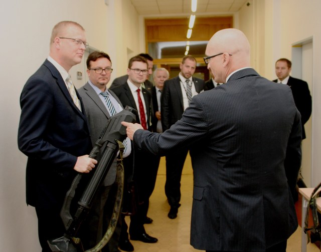 Předvedení 60 mm minometu ANTOS