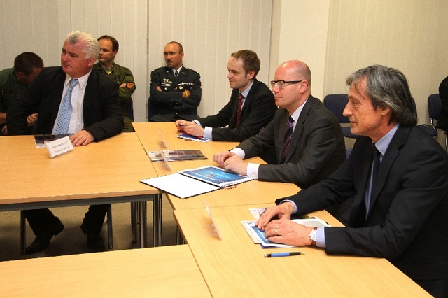 Premiér Sobotka a ministr obrany Stropnický při prezentaci základny