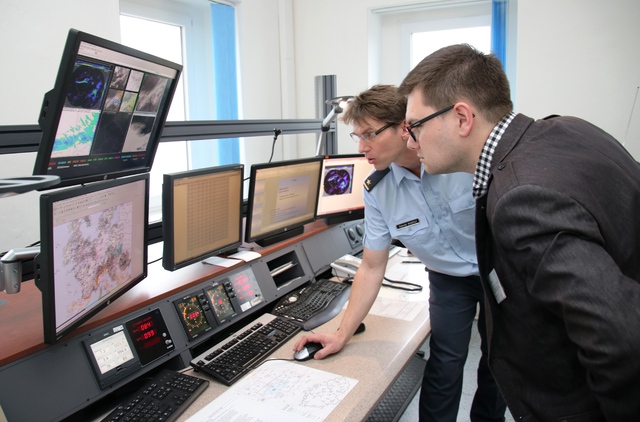  Ředitel VTÚ, s. p. Jiří Protiva na řídící věži letiště Pardubice