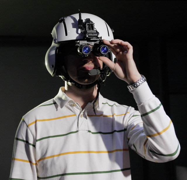 Pohled přes brýle pro noční vidění 