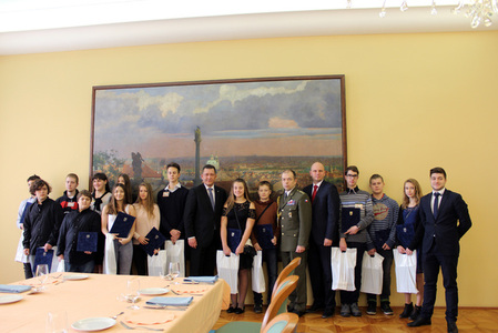  Všichni ocenění společně se zástupci Ministerstva obrany před obrazem Prahy