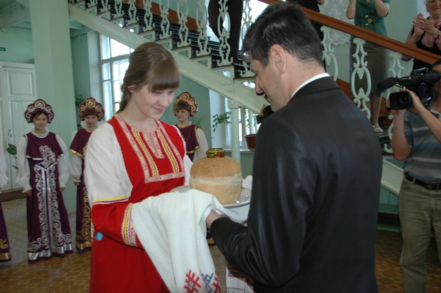 Tradiční přivítání chlebem a solí - muzeum Ludvíka Svobody v Buzuluku
