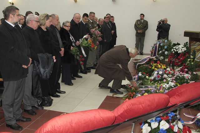 Kladení květin u rakve plukovnice Lastovecké
