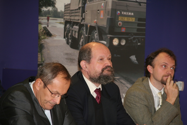 Dr. Miloslav Stehlík, vedoucí psychologické laboratoře CASRI a jeden z hlavních organizátorů (na snímku uprostřed). Vpravo Libor Soumar, ředitel CASRI.