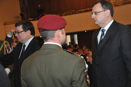 Hosté předávají vyznamenání vojákům, kteří se na sklonku minulého roku vrátili ze své bojové mise v Afghánistánu