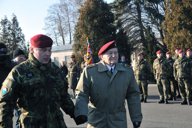 Brigádní generál Jaroslav Klemeš přichází na slavnostní nástup, který se konal na chrudimském armádním letišti