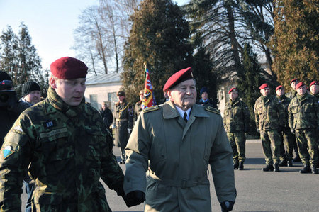 Brigádní generál Jaroslav Klemeš přichází na slavnostní nástup, který se konal na chrudimském armádním letišti