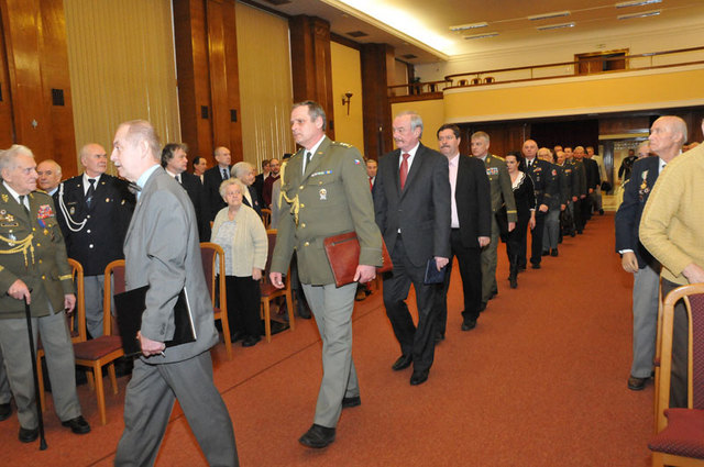 Příchod hostů a čestného předsednictva do hlavního sálu