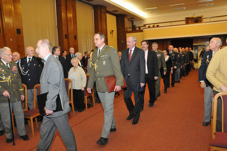 Příchod hostů a čestného předsednictva do hlavního sálu