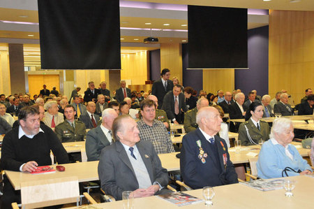 Účastníci konference v sále DAP (1) - zcela vlevo historik Jindřich Marek z VHÚ Praha