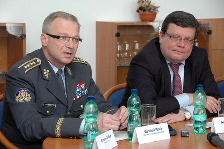 Generál V. Picek a A. Vondra
